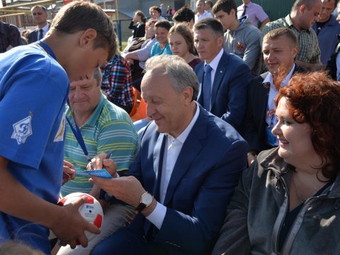 Радаев поручил организовать футбольные площадки в Пугачеве и Петровске
