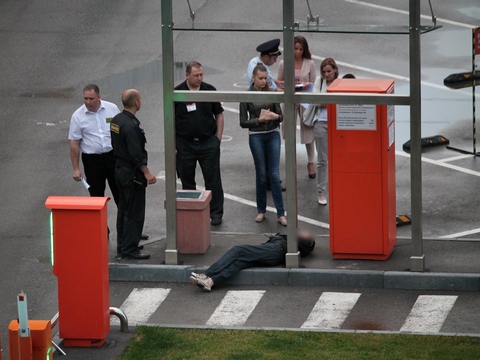 Из-за потерявшего сознание мужчины к парковке у ТЦ «Мир» приехал наряд полиции