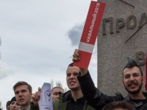 Силовики изъяли агитматериалы у сторонников Навального в Костроме и Петербурге