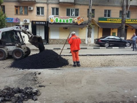 На Чернышевского восстанавливают асфальт после ремонта теплотрассы