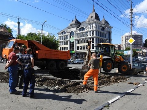 Асфальт на улице Радищева провалился из-за разрыва трубопровода