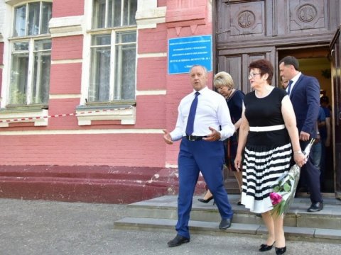 Радаев раскритиковал чиновников за затягивание ремонта школы искусств в Марксе