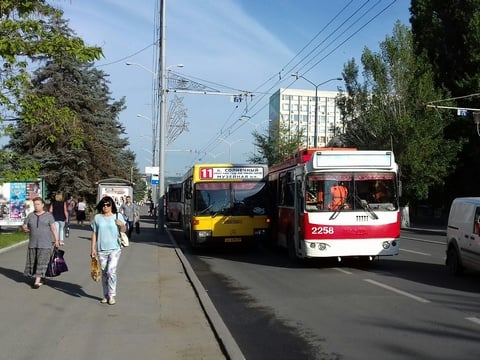 На Московской водитель троллейбуса подрезал автобус