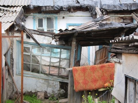 Живущие в муниципальных бараках жители Энгельса просят власти расселить их дома