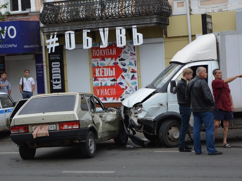 В массовой аварии на Московской разбились два ВАЗа и «ГАЗель»