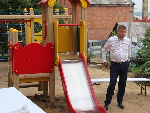 Бывший саратовский министр установил детскую площадку после жалоб Путину