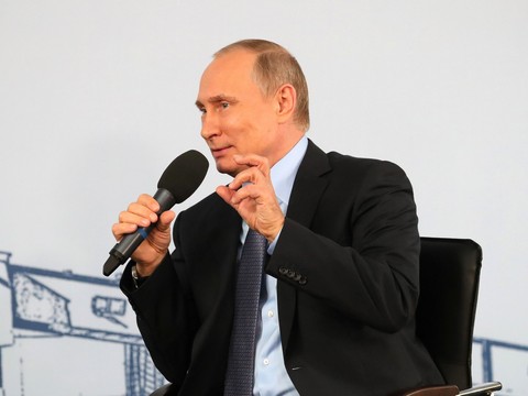 Путин о ценах на бензин: Искусственно занижать их вредно