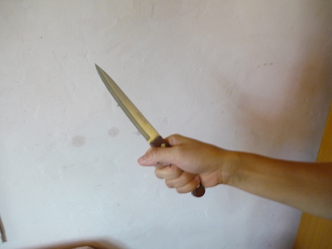 Саратовчанка при самообороне ударила соседа ножом в спину