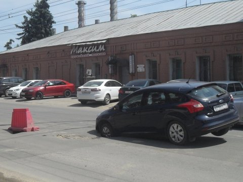 На недавно отремонтированной улице иномарка провалилась в дорожную яму