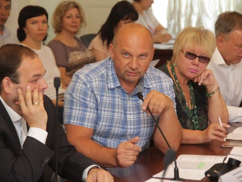 Саратовские депутаты негодуют из-за трат на подсветку газонов в Москве