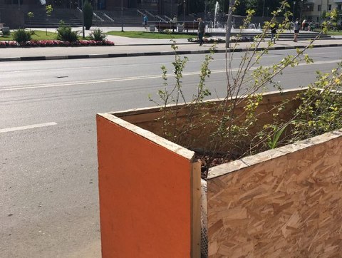 На Чапаева снова разваливается «урбанистический» фанерный ящик