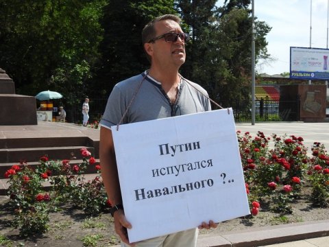 В центре Саратова проходит пикет «Путин испугался Навального?»