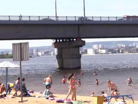 Саратовцы обеспокоены появлением на городском пляже табличек «Купаться запрещено»