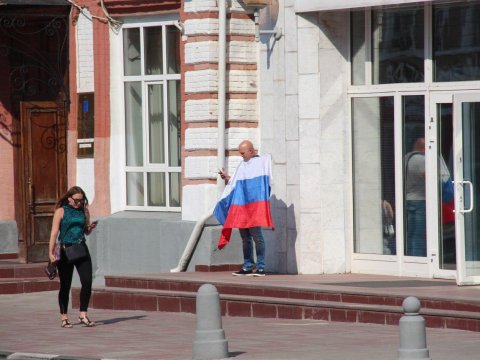 У областного правительства дежурят пикетчики с триколорами