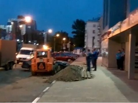 В центре Саратова дорожные рабочие повредили иномарку «Бобкэтом»