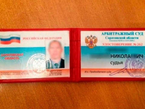 В Саратове задержали лжесудью с пистолетом на «Лэнд Крузере»