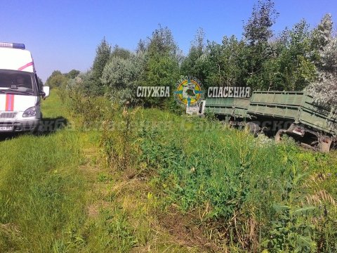 КамАЗ с зерном опрокинулся в кювет под Пугачевом