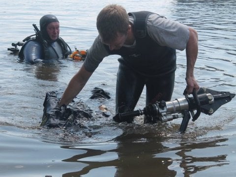 В Саратовском районе водолазы подняли из реки тело погибшего