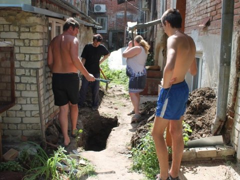 В центре Саратова жители начали копать яму после отказа «Водоканала» чинить трубы