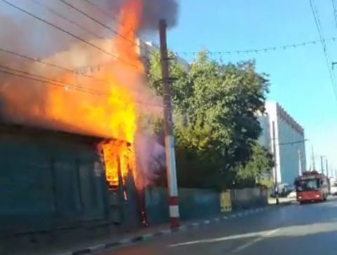 В Энгельсе горит деревянный дом рядом с «Лентой»