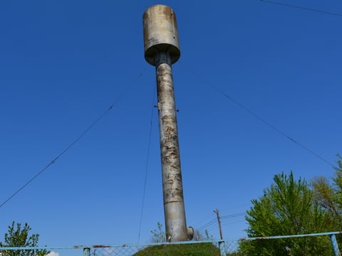 Новобурасский поселок остался без воды из-за падения водонапорной башни