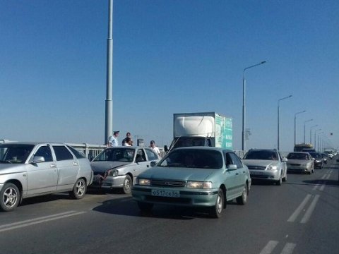 Авария на автомобильном мосту Саратов-Энгельс вызвала двусторонний затор