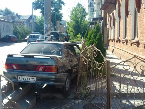 В Саратове ВАЗ-2115 протаранил ограду объекта культурного наследия