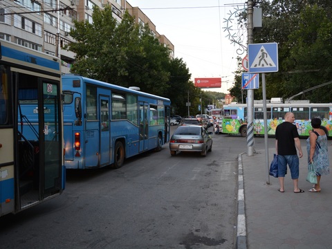 На Чернышевского автобус сбил двух девочек