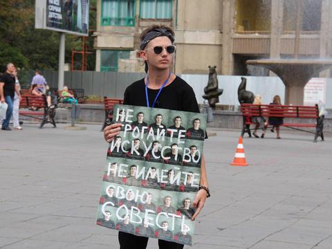 В центре Саратова проходит акция в поддержку Кирилла Серебренникова