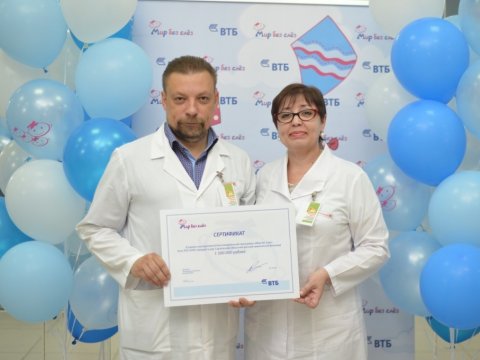 Юных пациентов саратовской больницы развлекли Каркуша, Хрюша и Степашка