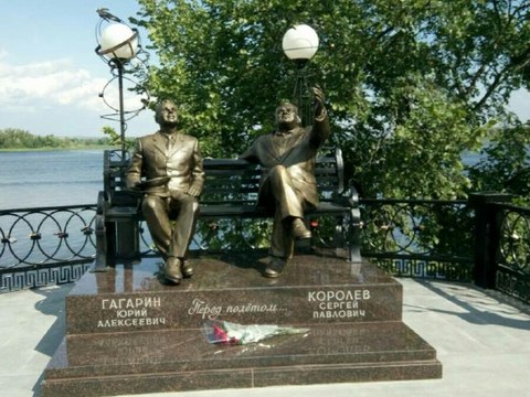 В Энгельсе открыли еще один памятник Гагарину и Королеву