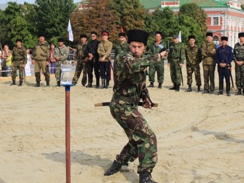 В центре Саратова казаки рубили шашками бутылки с водой