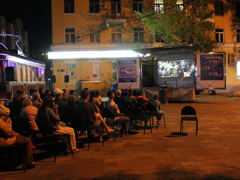 Саратовцы посмотрели российские кинопремьеры на ночных улицах
