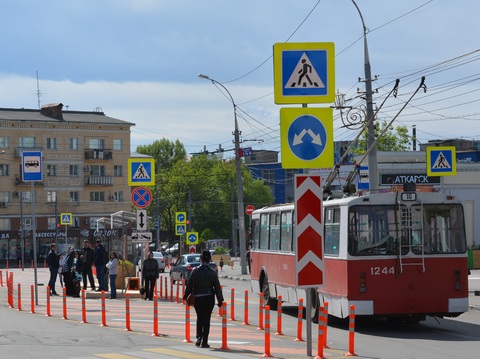 После эксперимента в Саратове уменьшенные дорожные знаки появятся по всей России