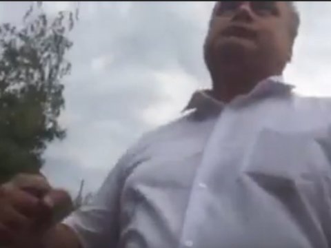 Депутат саратовской гордумы пытался ударить жителя поселка Сосенки