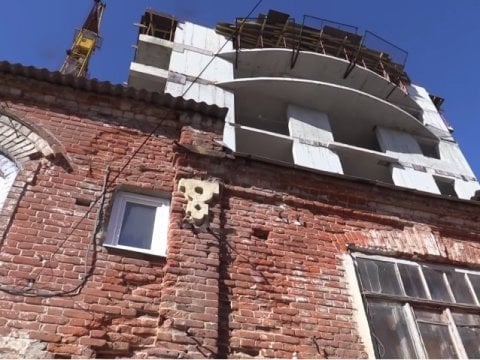 Жители центра Саратова просят Володина защитить дом от застройщика