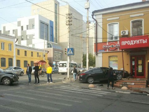 На Горького иномарка сбила пешехода и протаранила крыльцо магазина