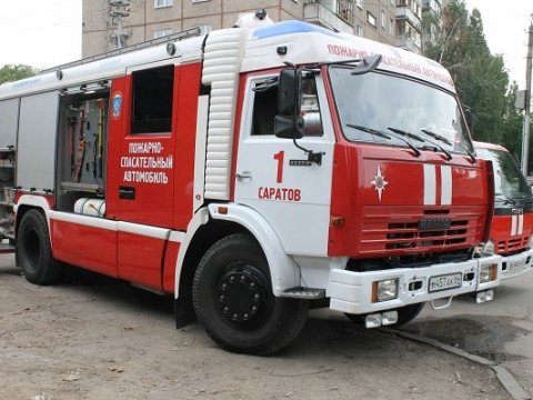 Саратовские пожарные спасли ребенка из горящего дома