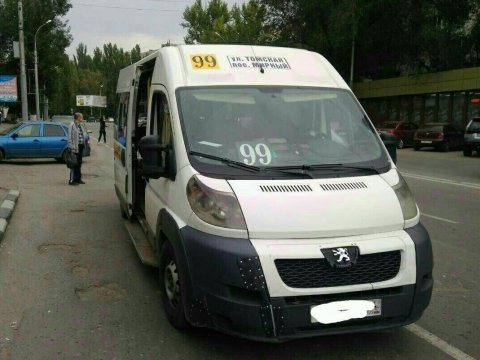 В Саратове водитель маршрутки №99 уронил пожилую пассажирку