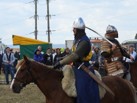 На фестивале в Увеке конные ратники соревновались в мастерстве