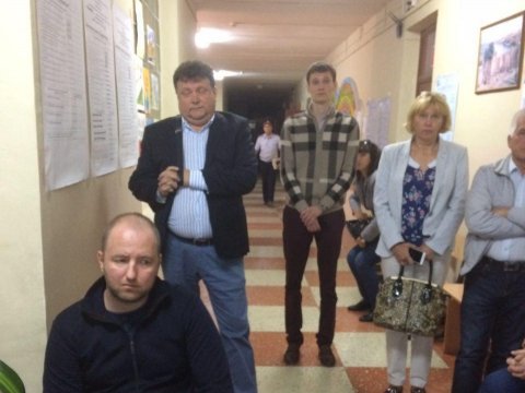 Кандидат от «Единой России» отказывался покидать саратовский участок после закрытия 
