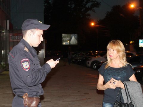В Саратове полицейский догнал избирательницу из-за вынесенных бюллетеней