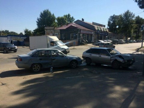 Из-за аварии в центре Саратова два человека попали в больницу
