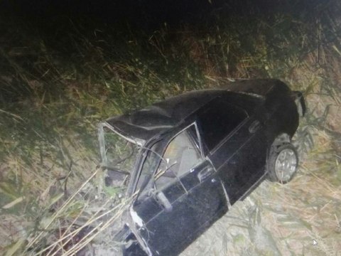 На ночной трассе автомобиль снес остановку. Двое погибли