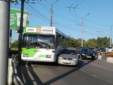 ДТП с автобусом заблокировало движение из Заводского района