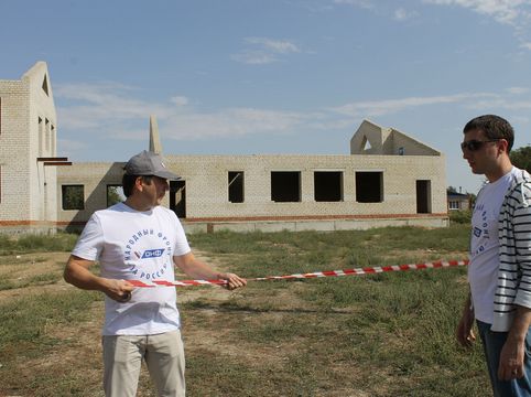 Активисты ОНФ огородили заброшенную стройплощадку детсада в Александровом Гае