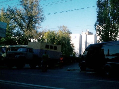 В Саратове грузовик с прицепом застрял на трамвайных путях