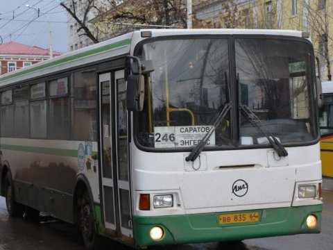 В центре Саратова из автобуса №246 выпал пассажир