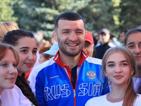 Глава минспорта и кикбоксер Дациев стали участниками «Дня бега»