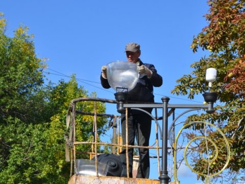 На пешеходную Волжскую вернули поваленный вандалами фонарь
